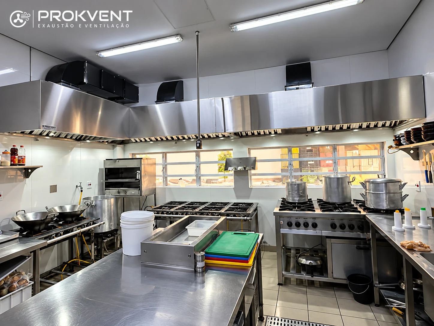 Cozinha profissional com sistema de exaustão Prokvent