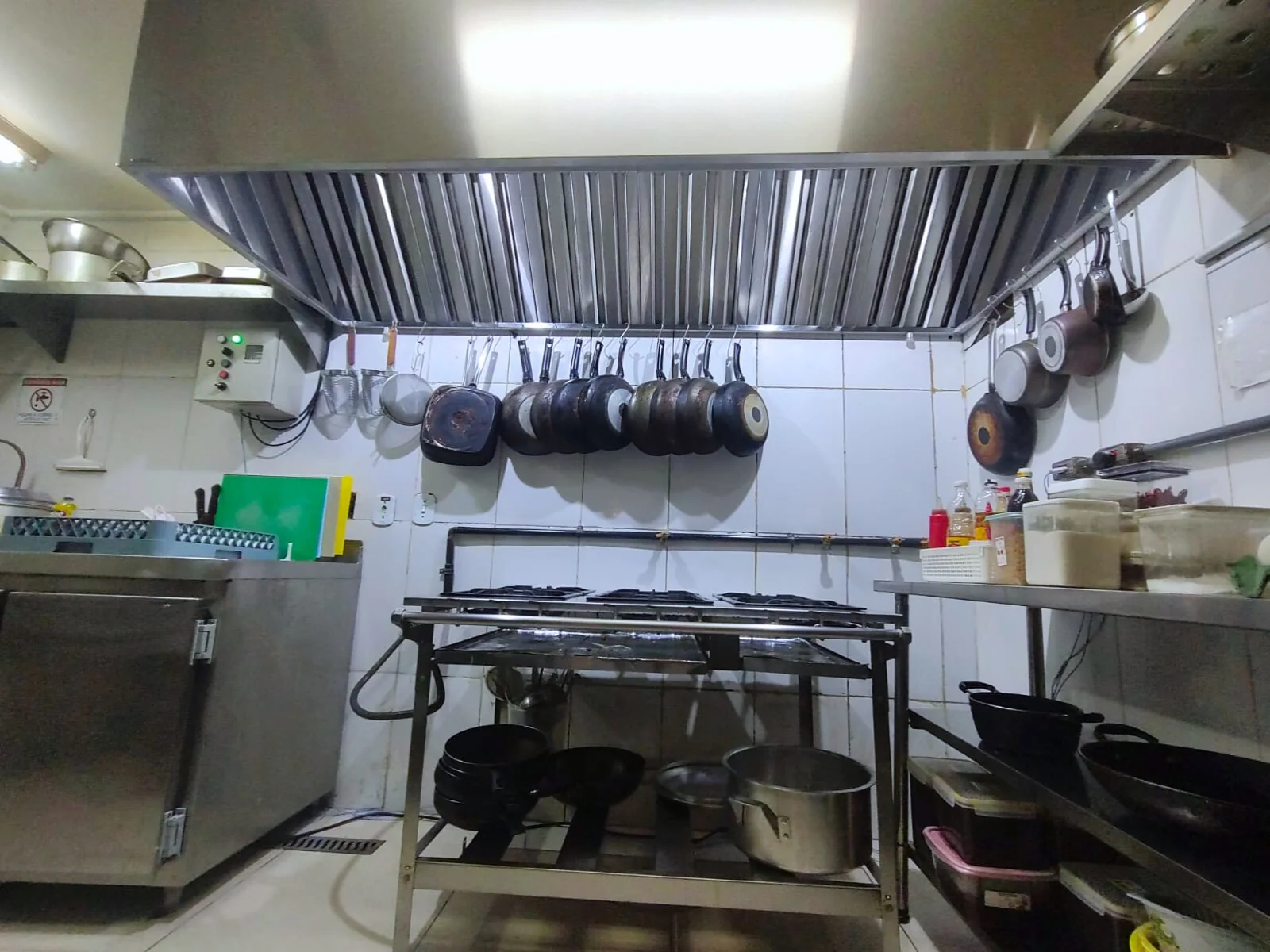 Coifa industrial em aço inox instalada em cozinha profissional pela Prokvent