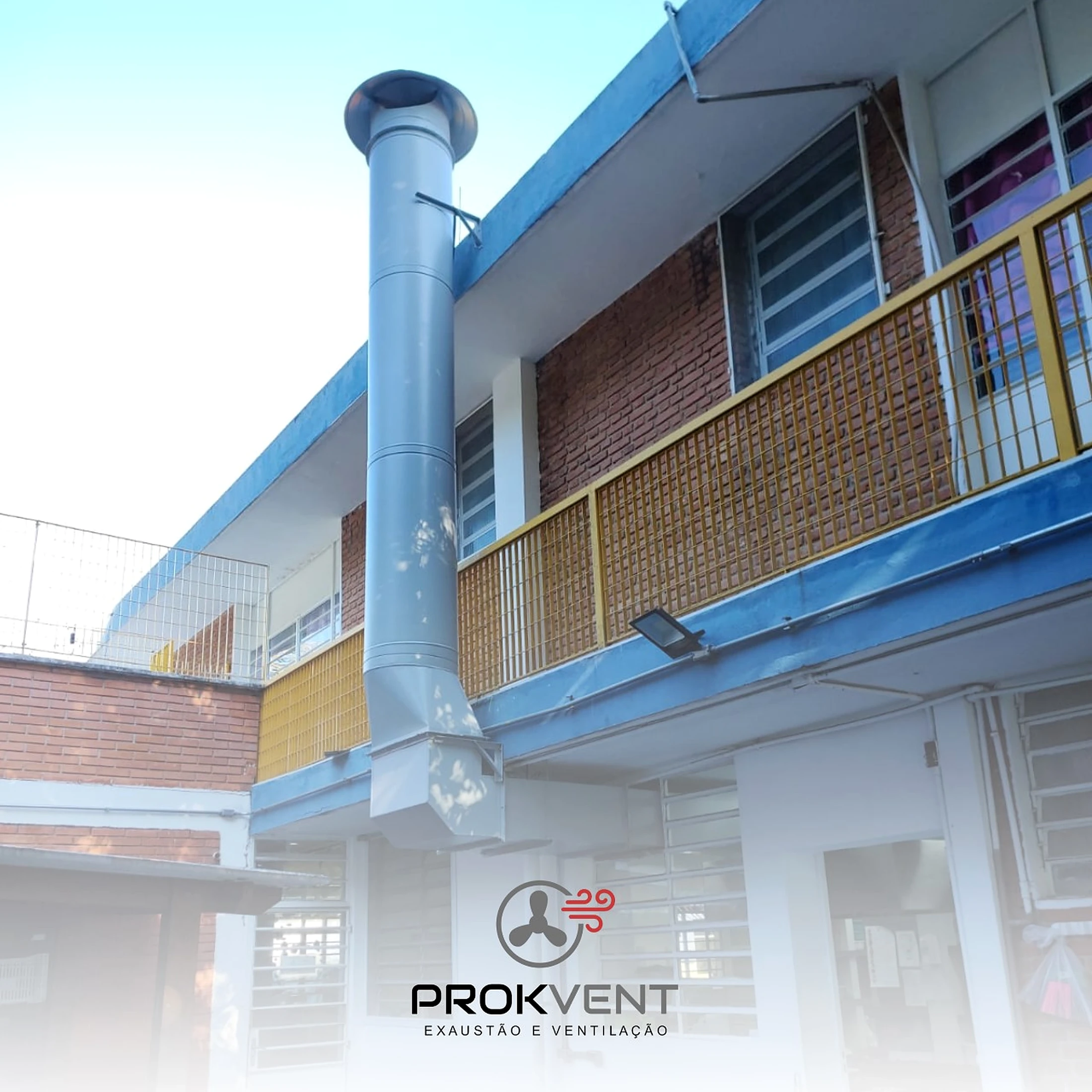 Sistema externo de exaustão com duto vertical e terminal instalado pela Prokvent
