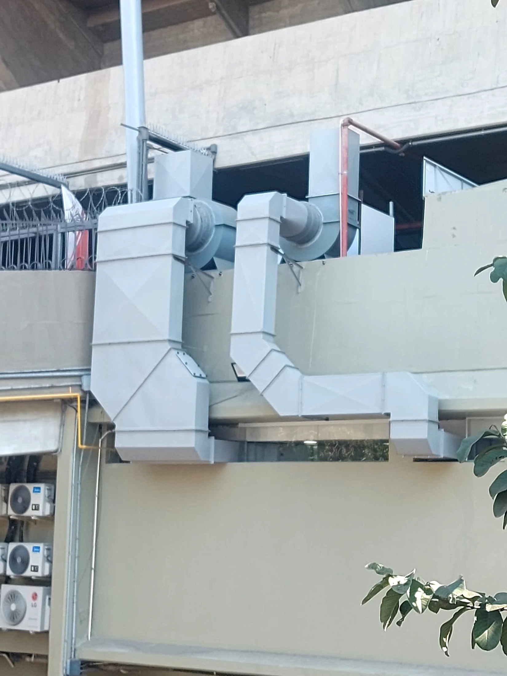 Rede externa de ventilação e exaustão com dutos e exaustores instalada pela Prokvent