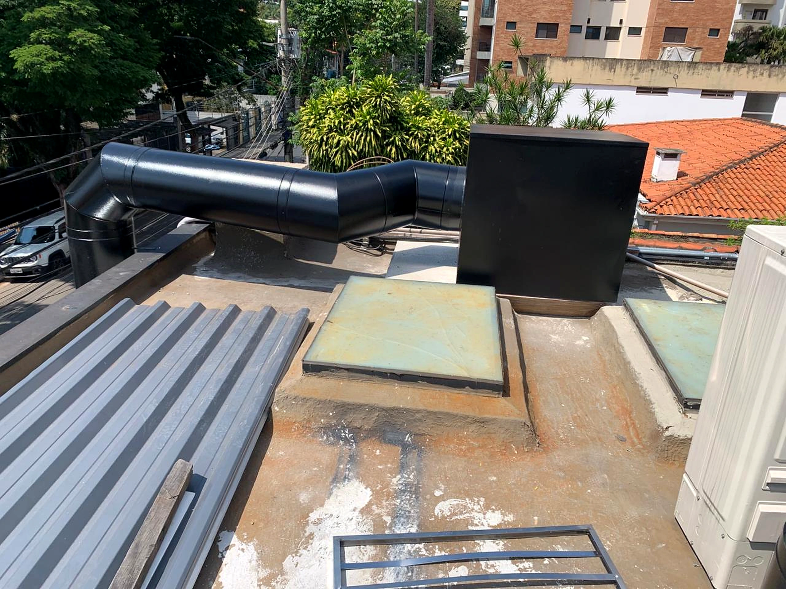 Rede de dutos de exaustão industrial instalada em cobertura